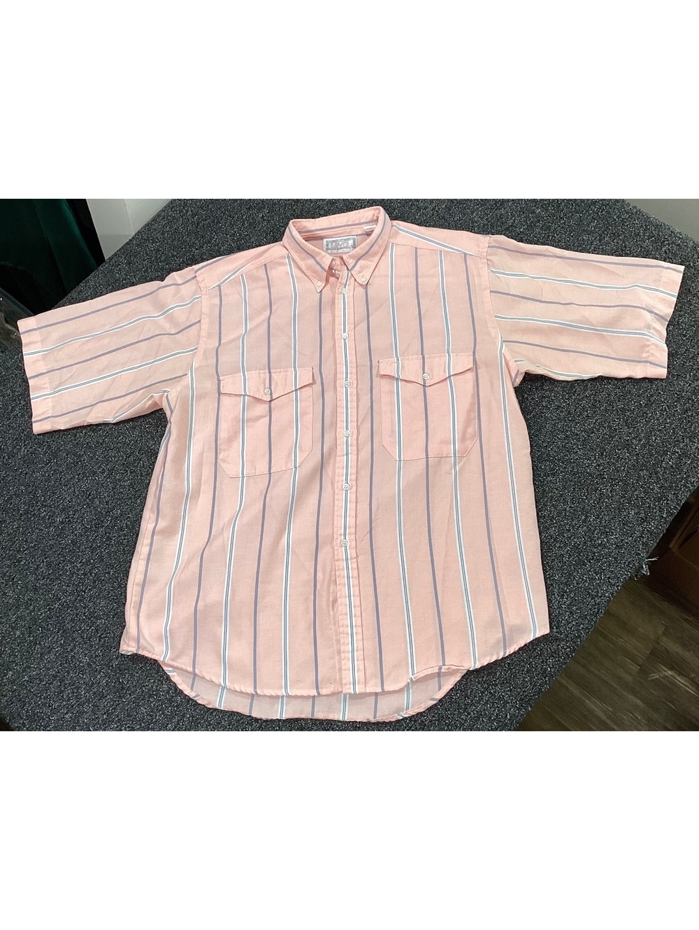 Vintage 1990’s Levi's Men's Large Pink Striped Button-Up Shirt
